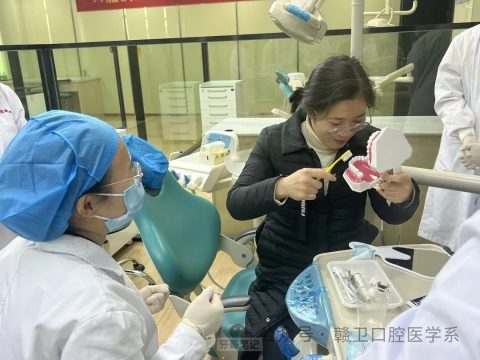 赣卫口腔医学系开展教职工洁牙公益活动
